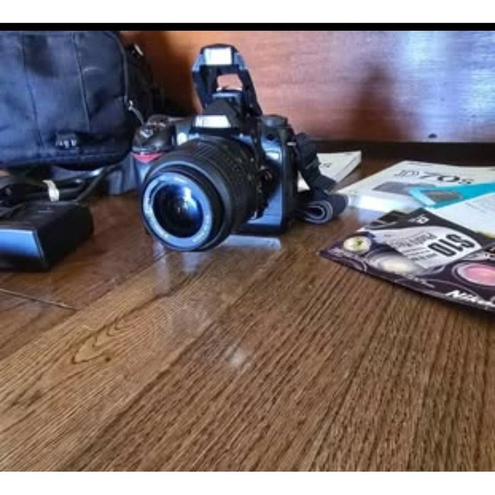 Nikon D70s DSLR Camera Kit w/ Lens & Bag